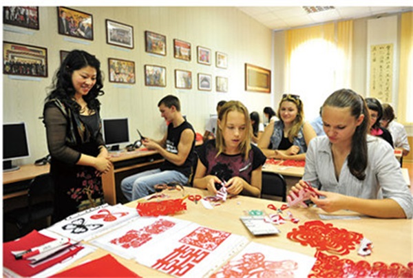 留学生学习中国剪纸