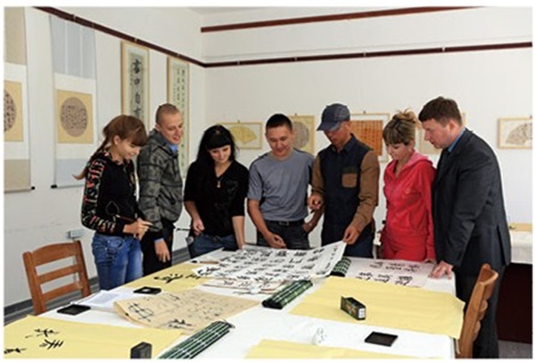 师生在美术与设计学院省艺术实验教学示范中心书法实践工作室研习书法艺术